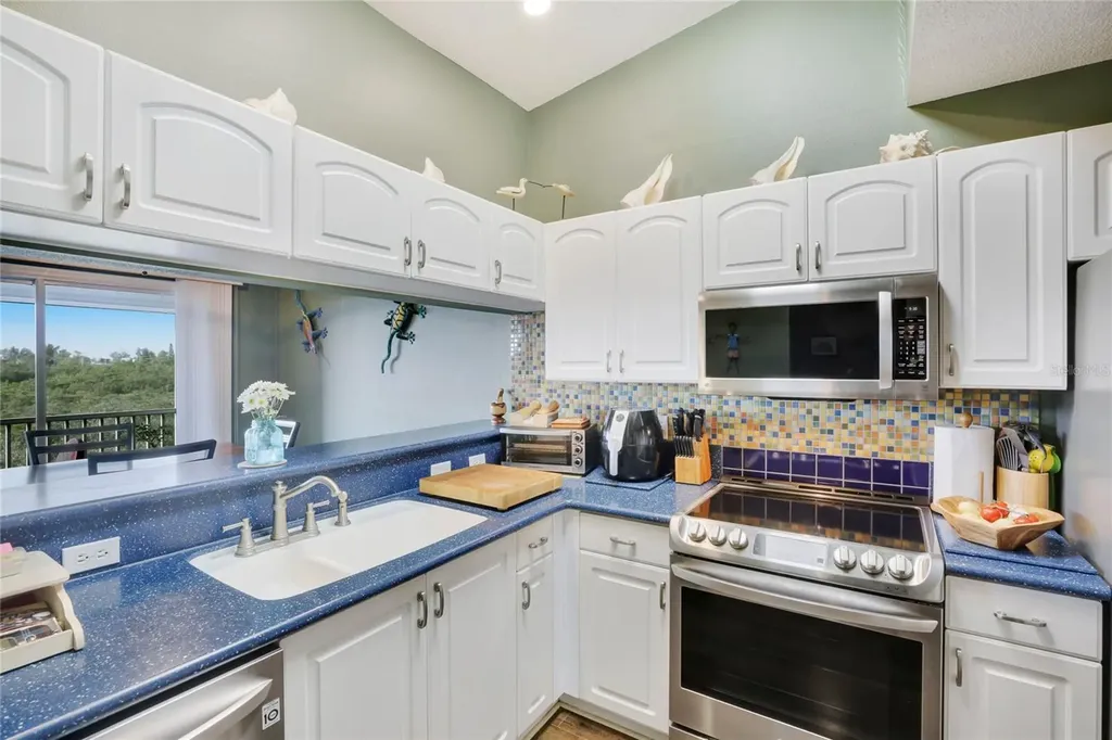 3607 E Bay Drive Holmes Beach FL 34217