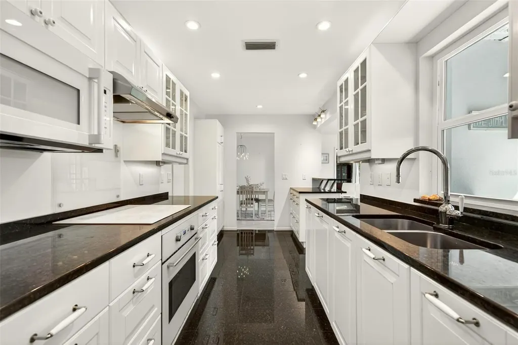 550 De Narvaez Drive Longboat Key FL 34228