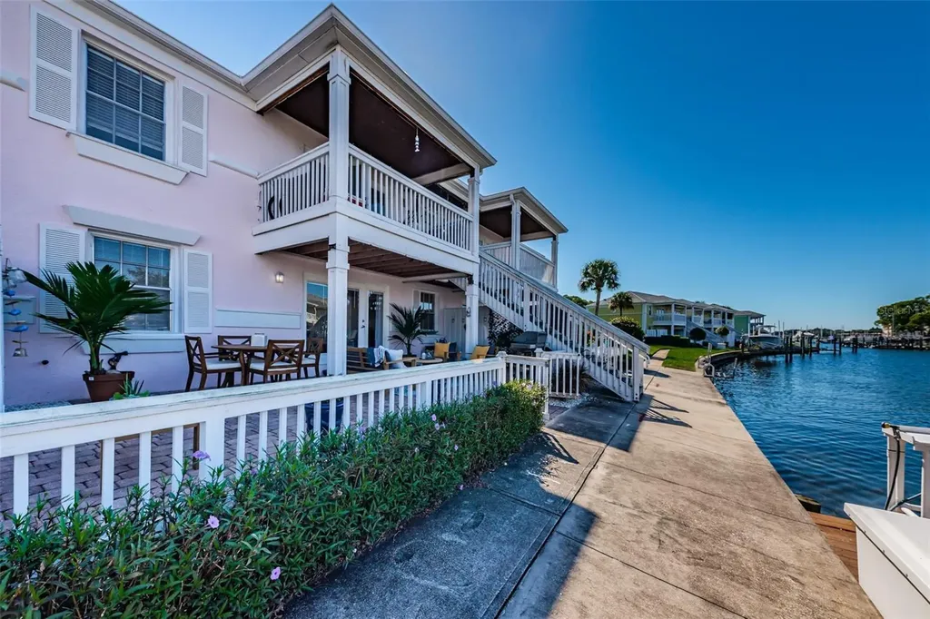5175 Coquina Key Drive SE St Petersburg FL 33705