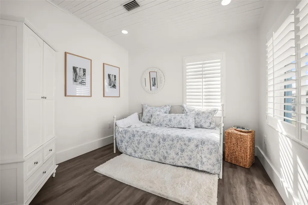 7833 1st Avenue S St Petersburg FL 33707