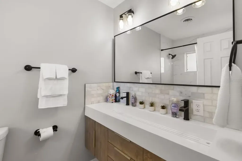 824 Seabreeze Drive Ruskin FL 33570