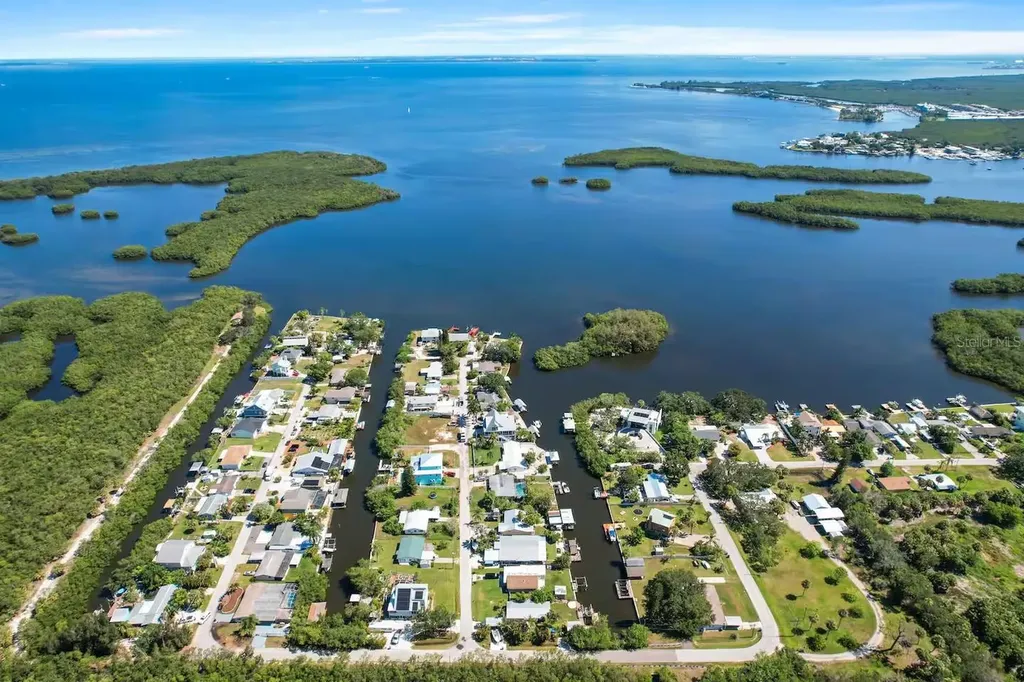 824 Seabreeze Drive Ruskin FL 33570