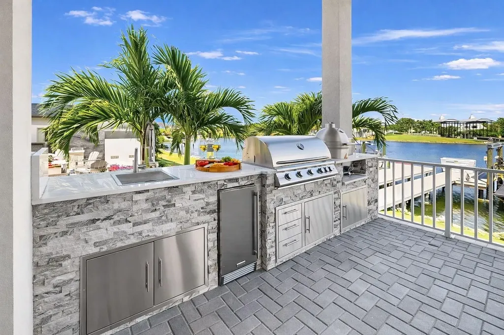 813 Manns Harbor Drive Apollo Beach FL 33572