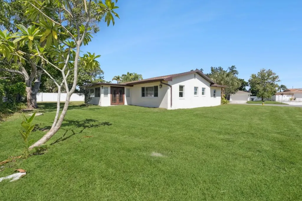 2335 Tropical Shores Drive SE St Petersburg FL 33705