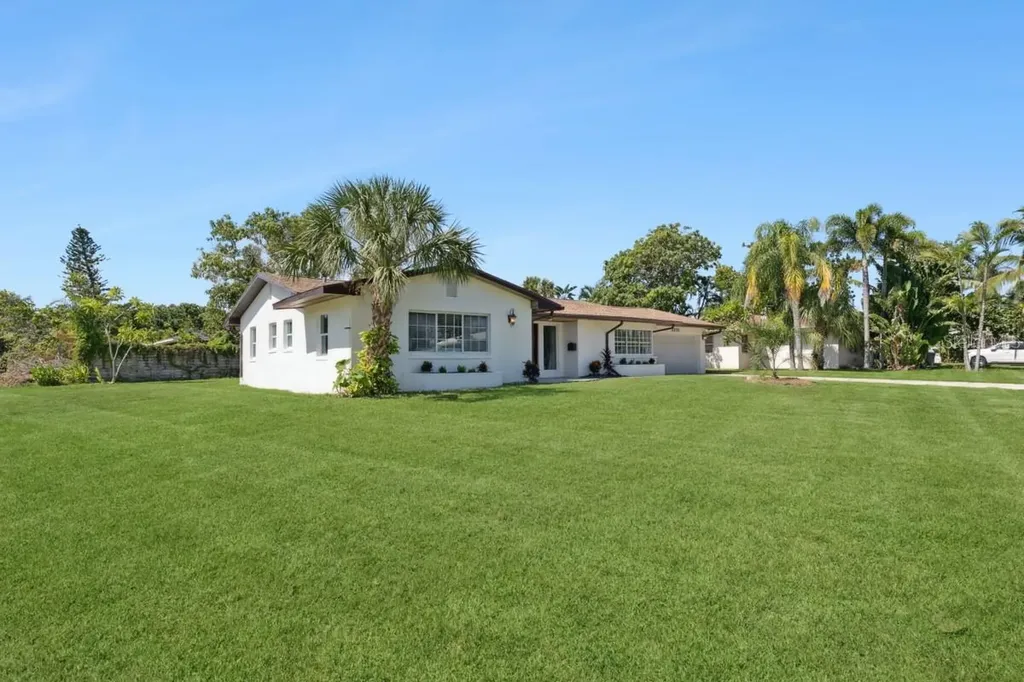 2335 Tropical Shores Drive SE St Petersburg FL 33705
