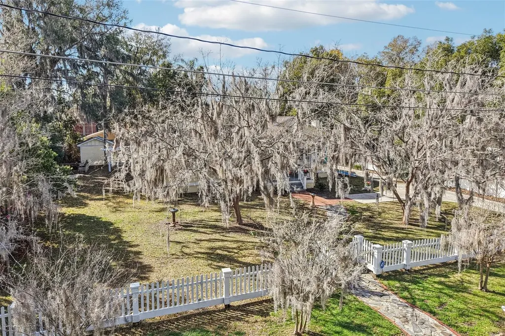 832 E 9th Avenue Mount Dora FL 32757
