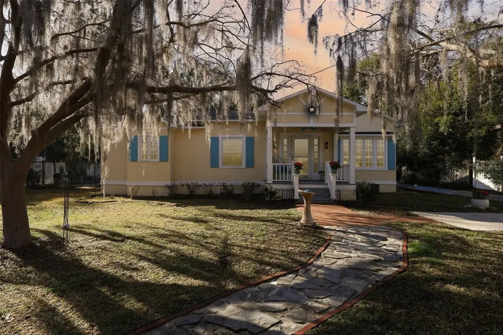 832 E 9th Avenue Mount Dora FL 32757
