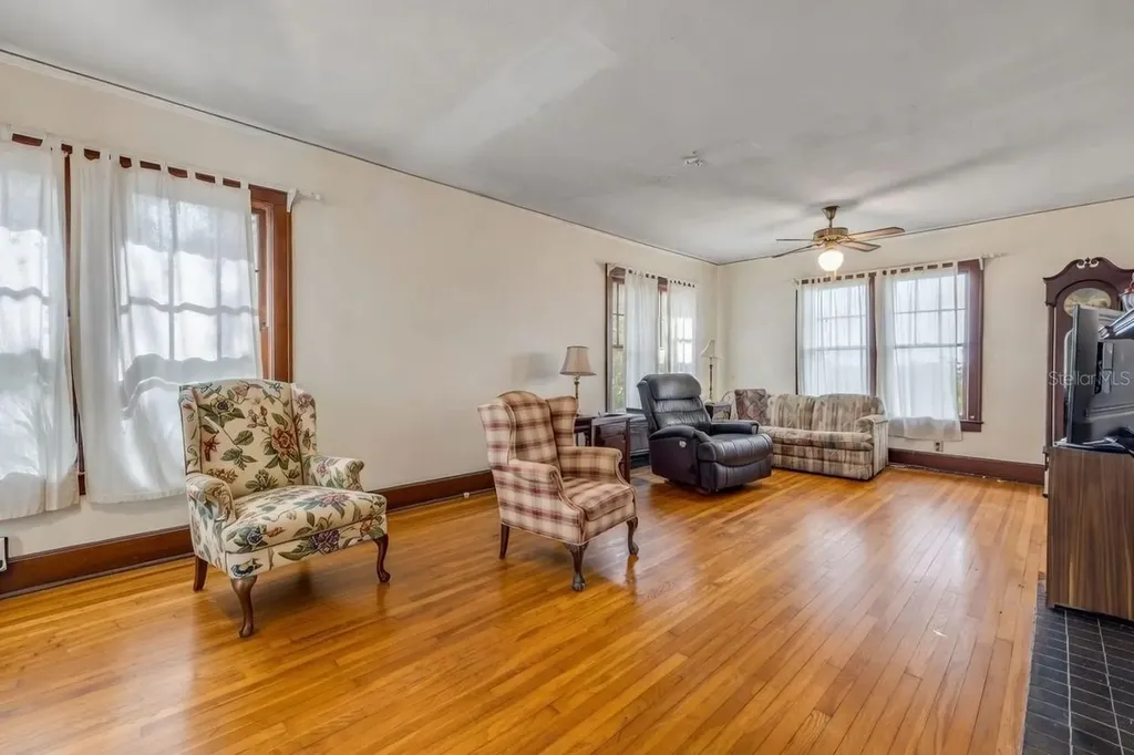 1170 S Clayton Street Mount Dora FL 32757
