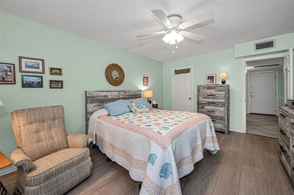 9940 47th Avenue N St Petersburg FL 33708