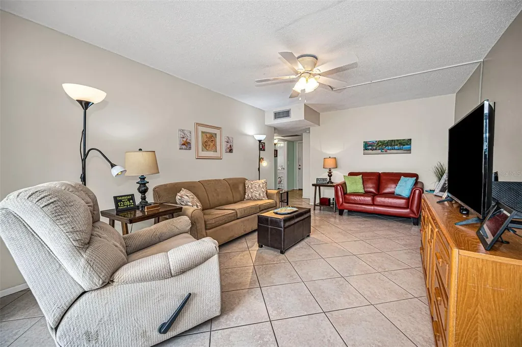 9940 47th Avenue N St Petersburg FL 33708