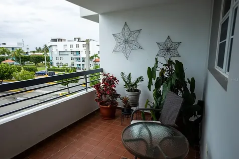 686 Puerto Nuevo Vega Baja PR 00693
