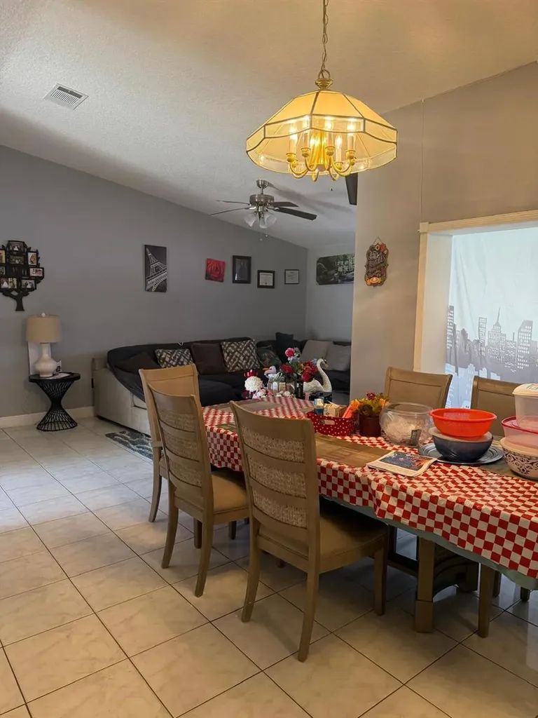 2910 Vienna Lane Kissimmee FL 34744