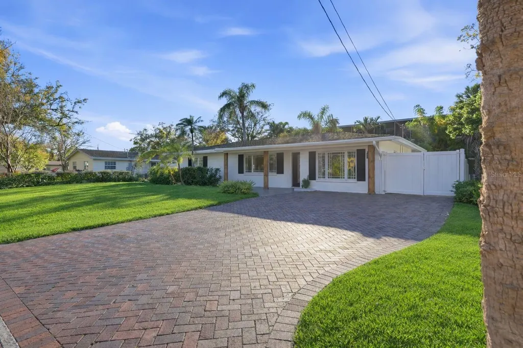 4430 1st Way NE St Petersburg FL 33703