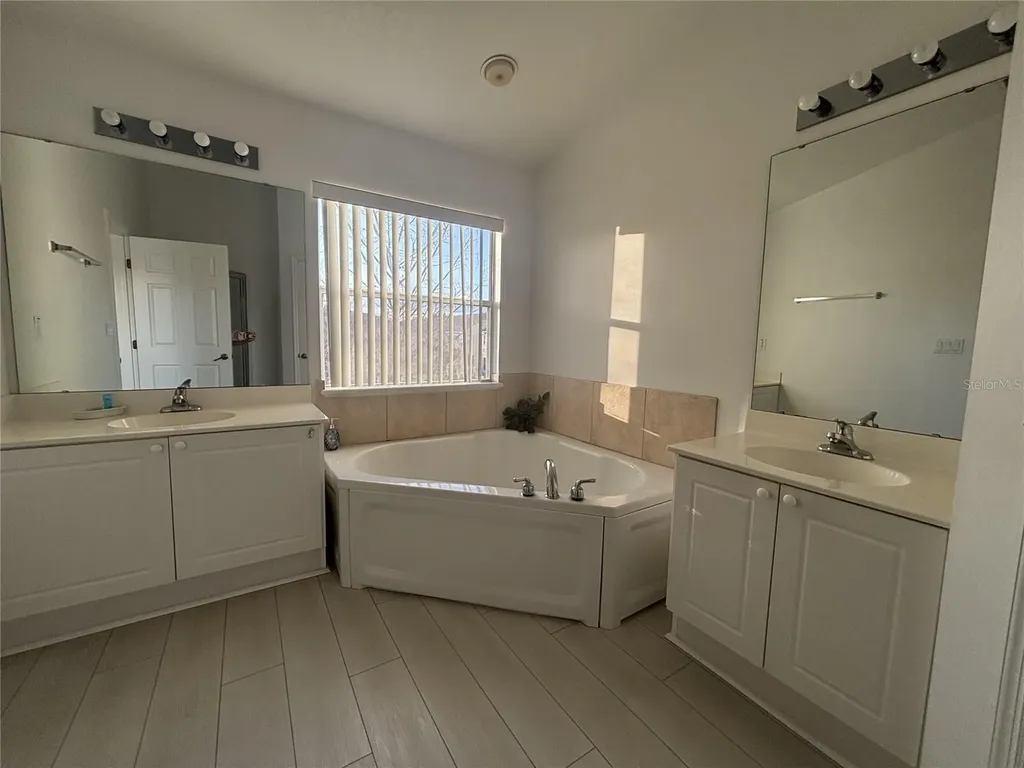 2833 Club Cortile Circle Kissimmee FL 34746