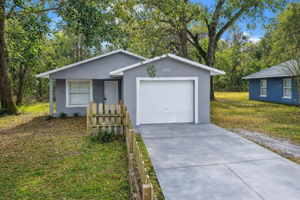 600 W Clarke Street Wildwood FL 34785