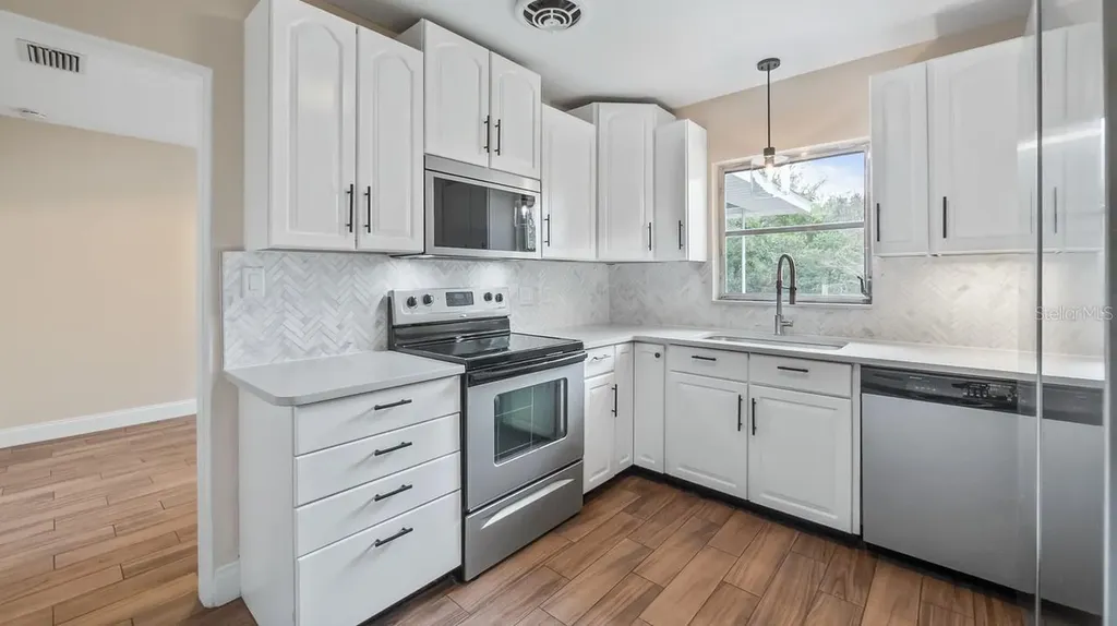107 E Magnolia Avenue Howey In The Hills FL 34737