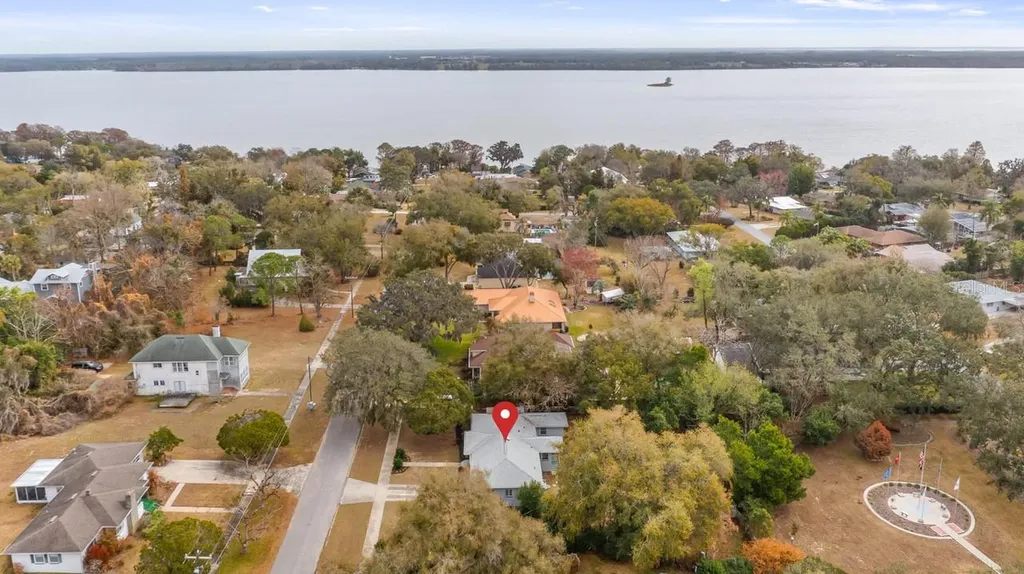 107 E Magnolia Avenue Howey In The Hills FL 34737