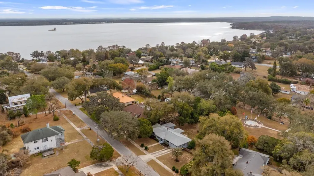 107 E Magnolia Avenue Howey In The Hills FL 34737