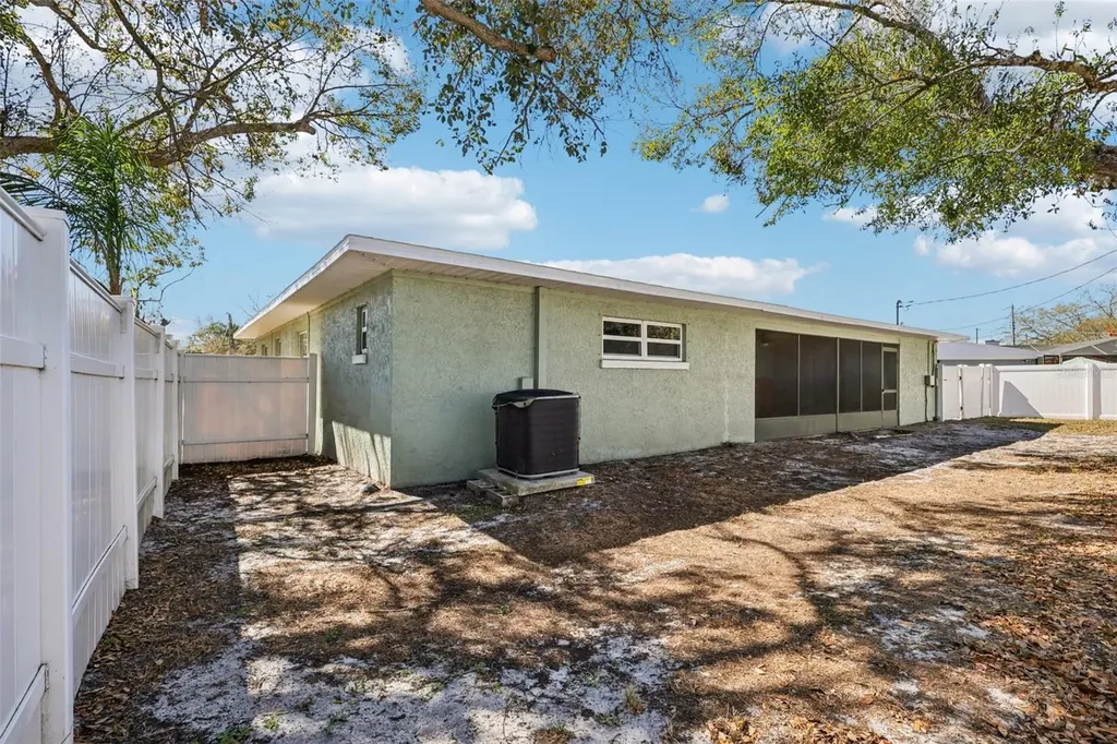 1545 W River Lane Tampa FL 33603