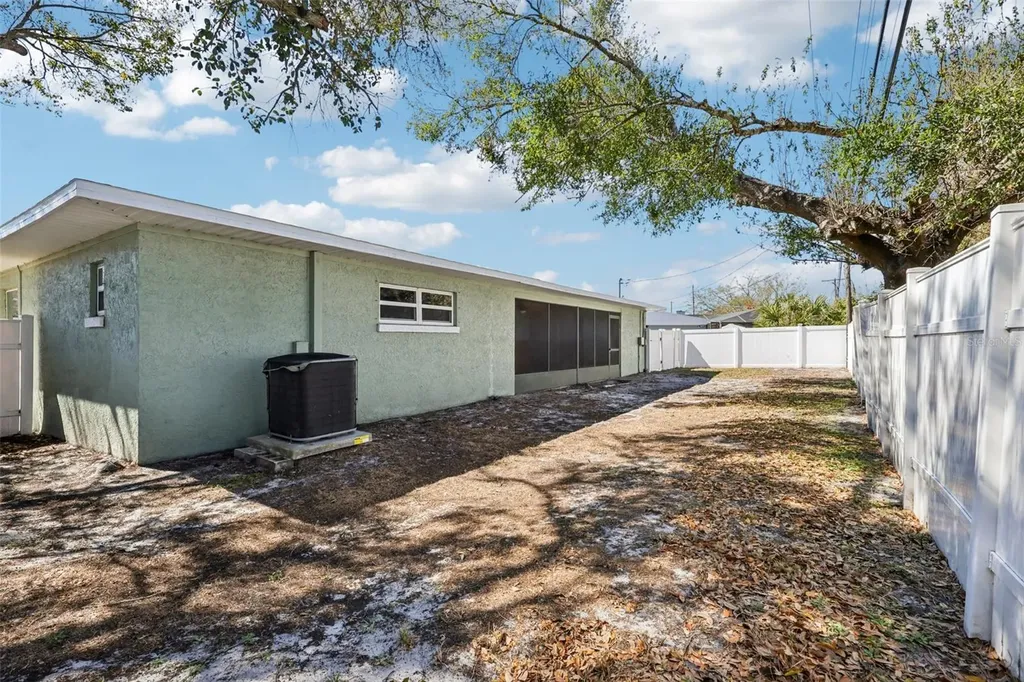1545 W River Lane Tampa FL 33603