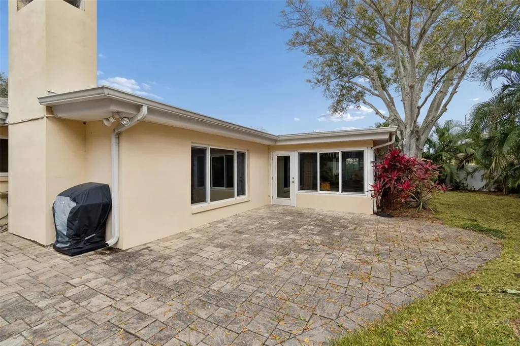 2268 Indian Avenue N Belleair Bluffs FL 33770