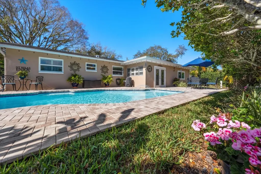 2233 Sunset Circle Largo FL 33774