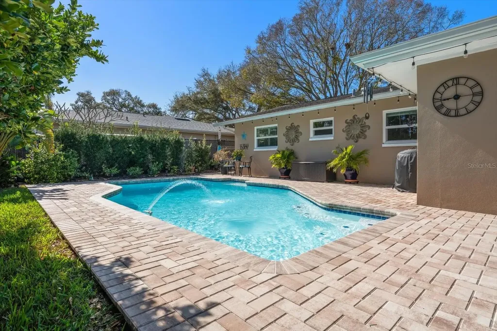 2233 Sunset Circle Largo FL 33774