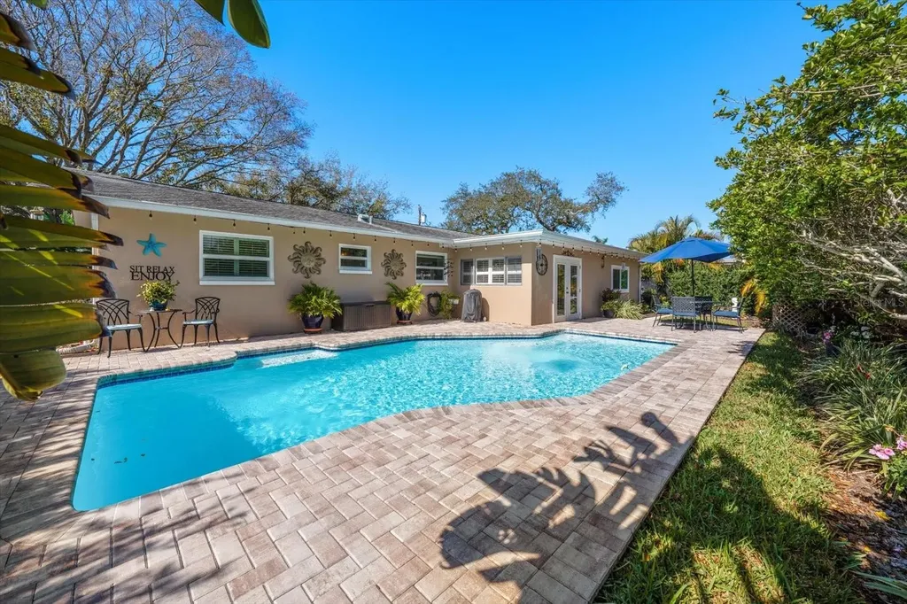 2233 Sunset Circle Largo FL 33774