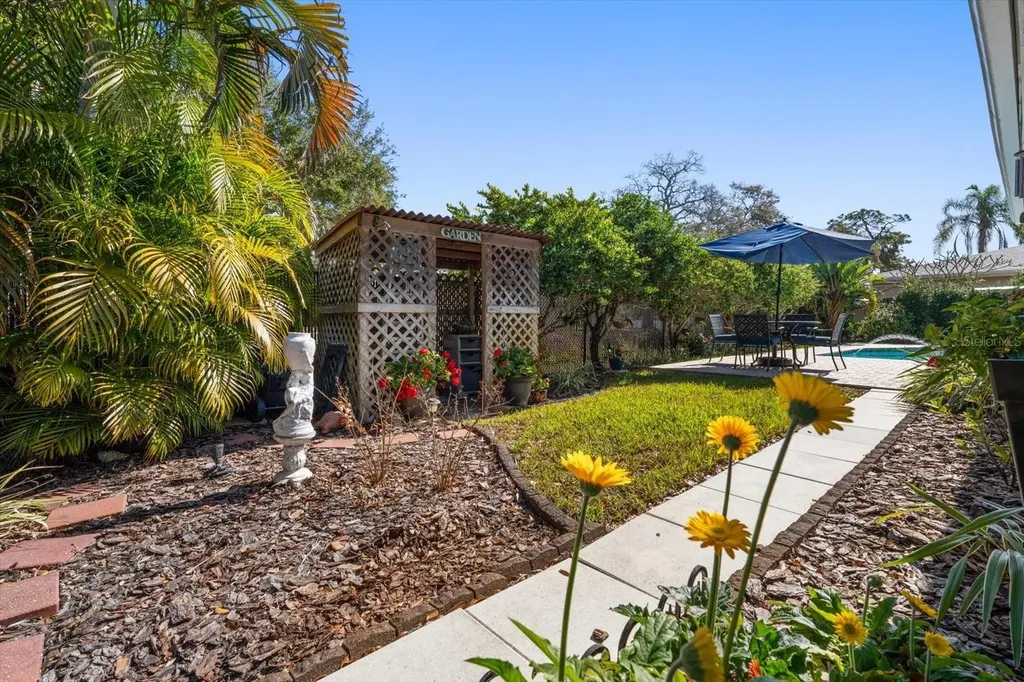 2233 Sunset Circle Largo FL 33774