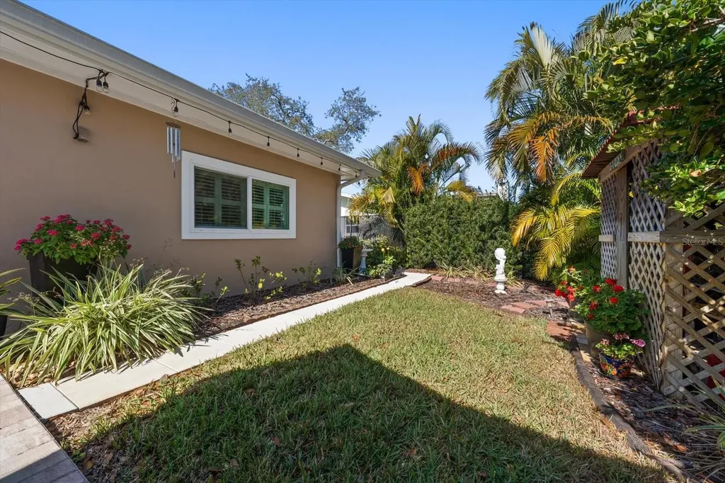 2233 Sunset Circle Largo FL 33774