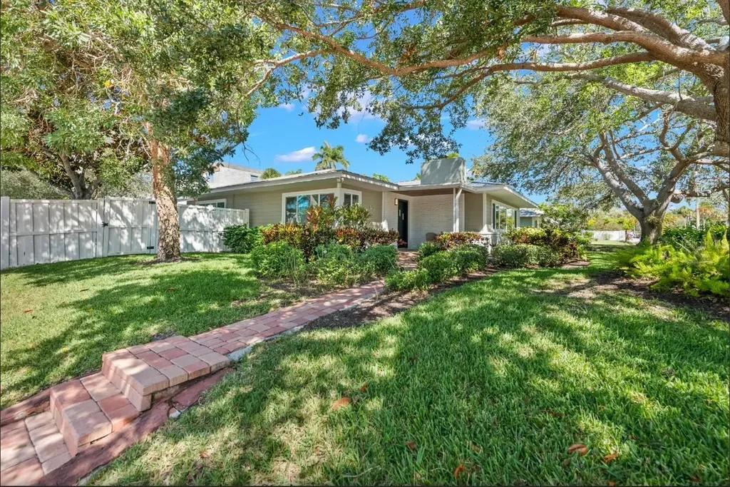 140 S Blvd Of The Presidents Sarasota FL 34236