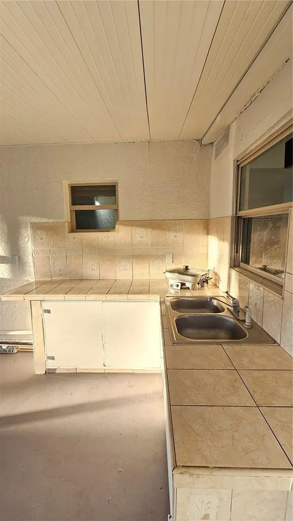2301 E Colby Lane Tampa FL 33612
