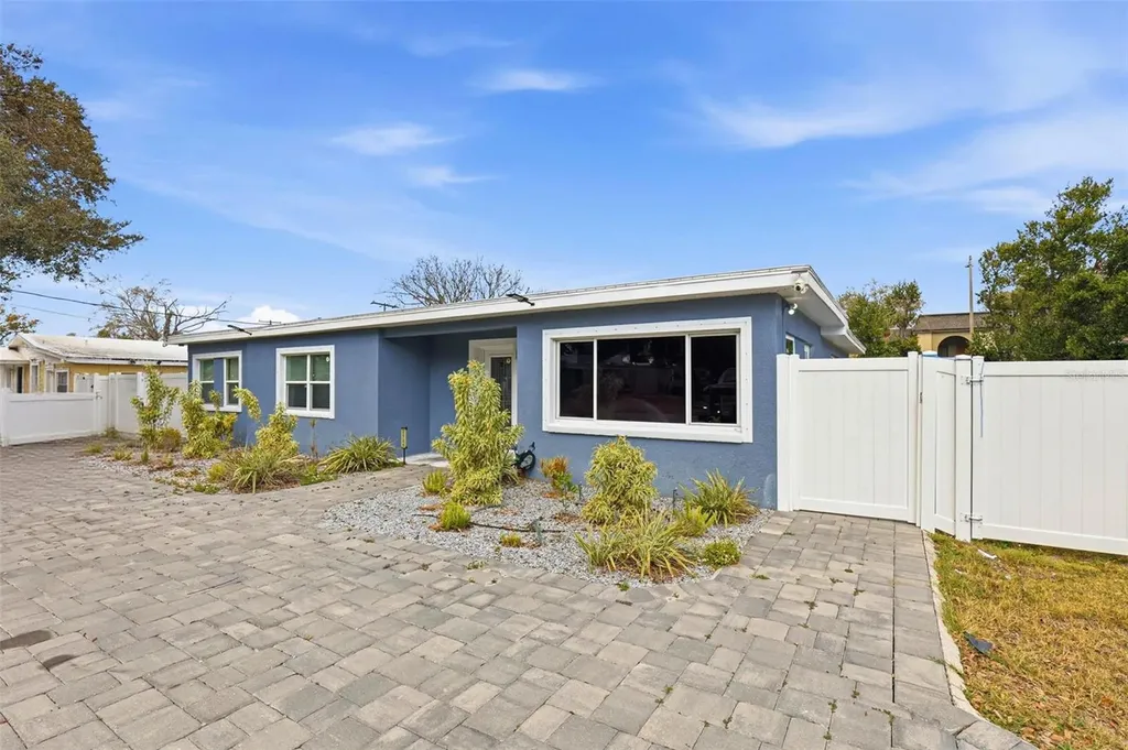 2521 W Crest Avenue Tampa FL 33614