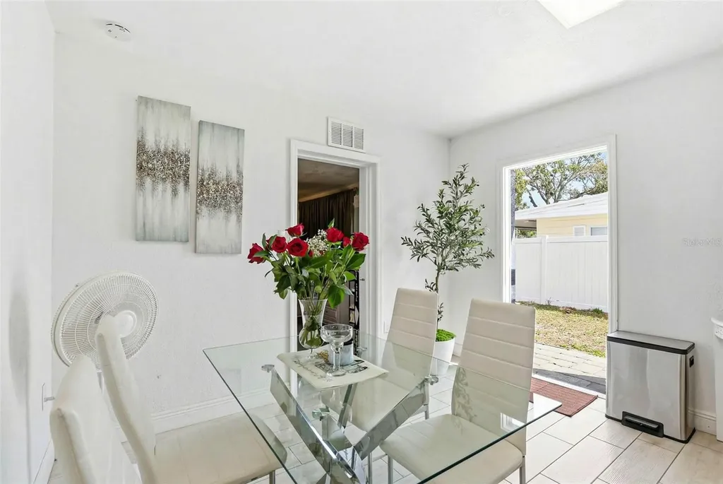 2521 W Crest Avenue Tampa FL 33614