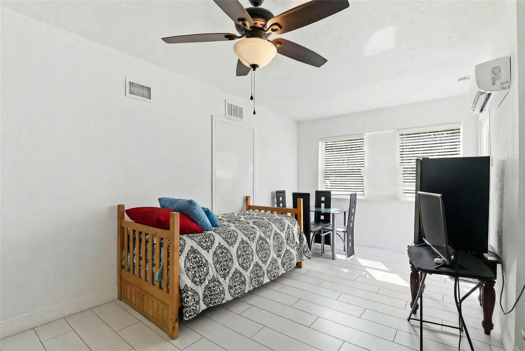 2521 W Crest Avenue Tampa FL 33614