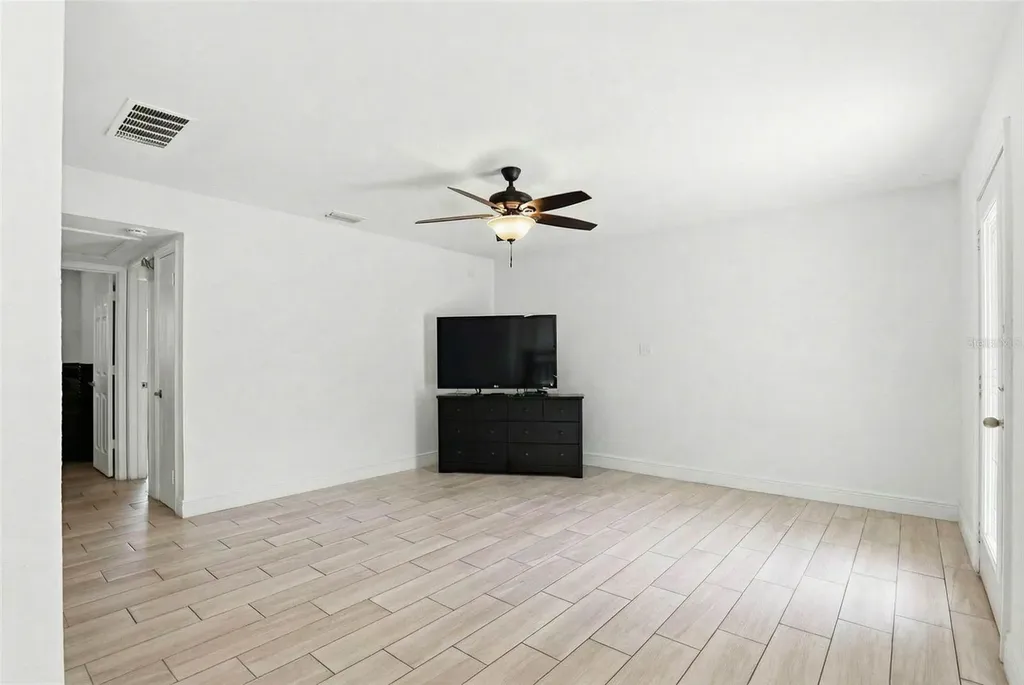 2521 W Crest Avenue Tampa FL 33614