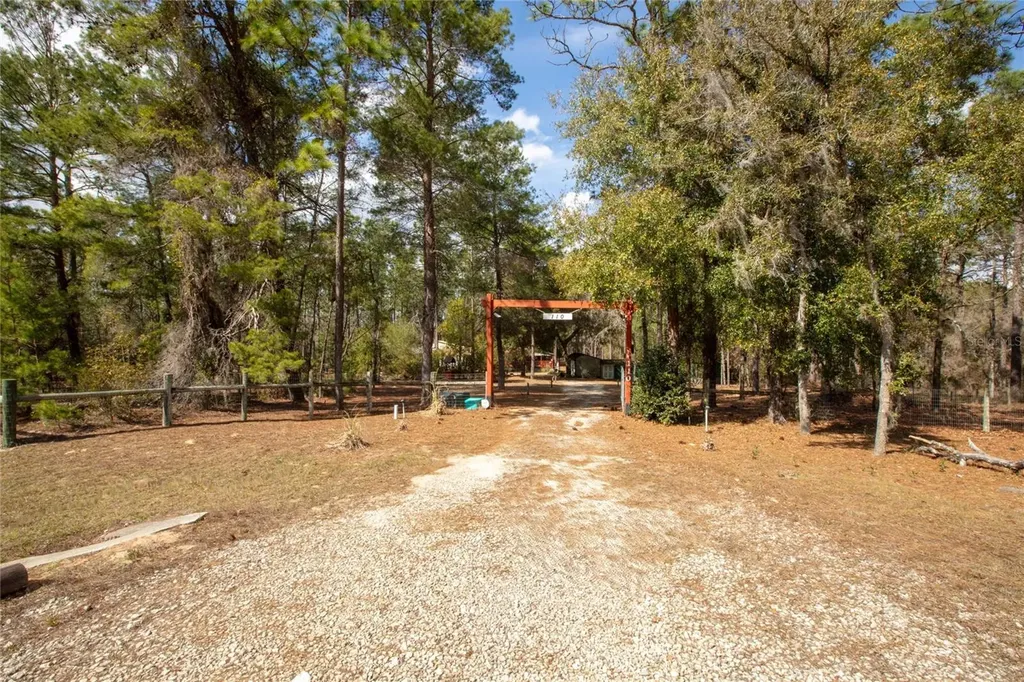 110 Hill Top Loop Hawthorne FL 32640