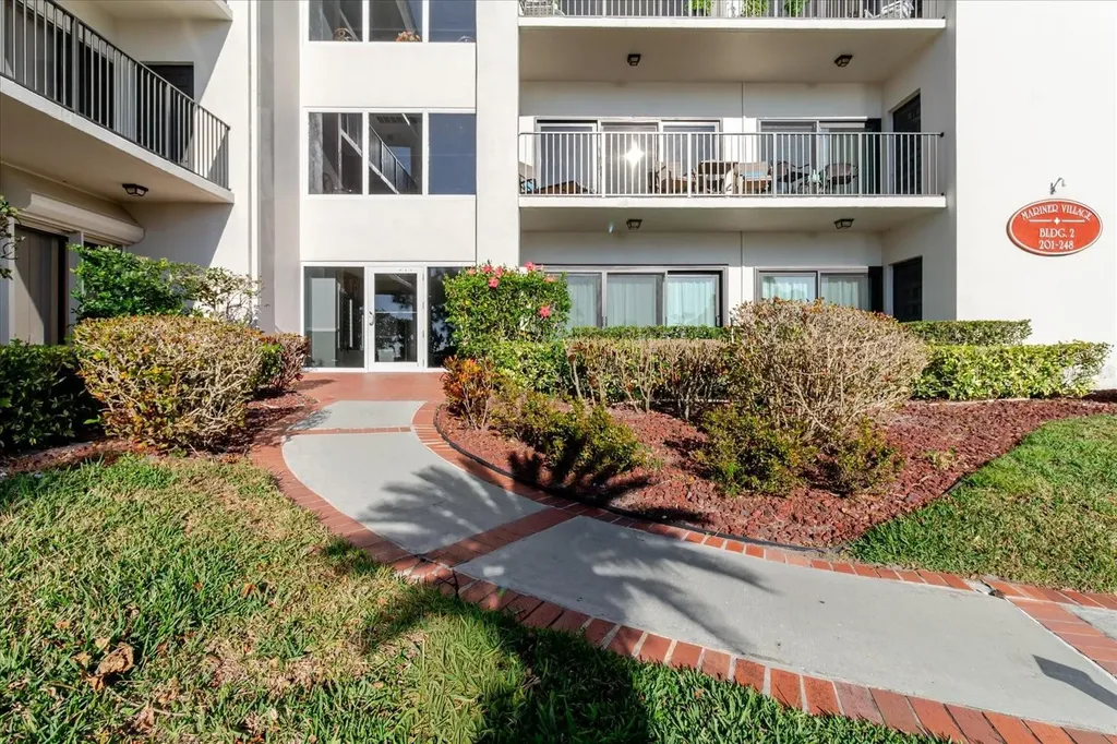 208 Mariner Drive Tarpon Springs FL 34689