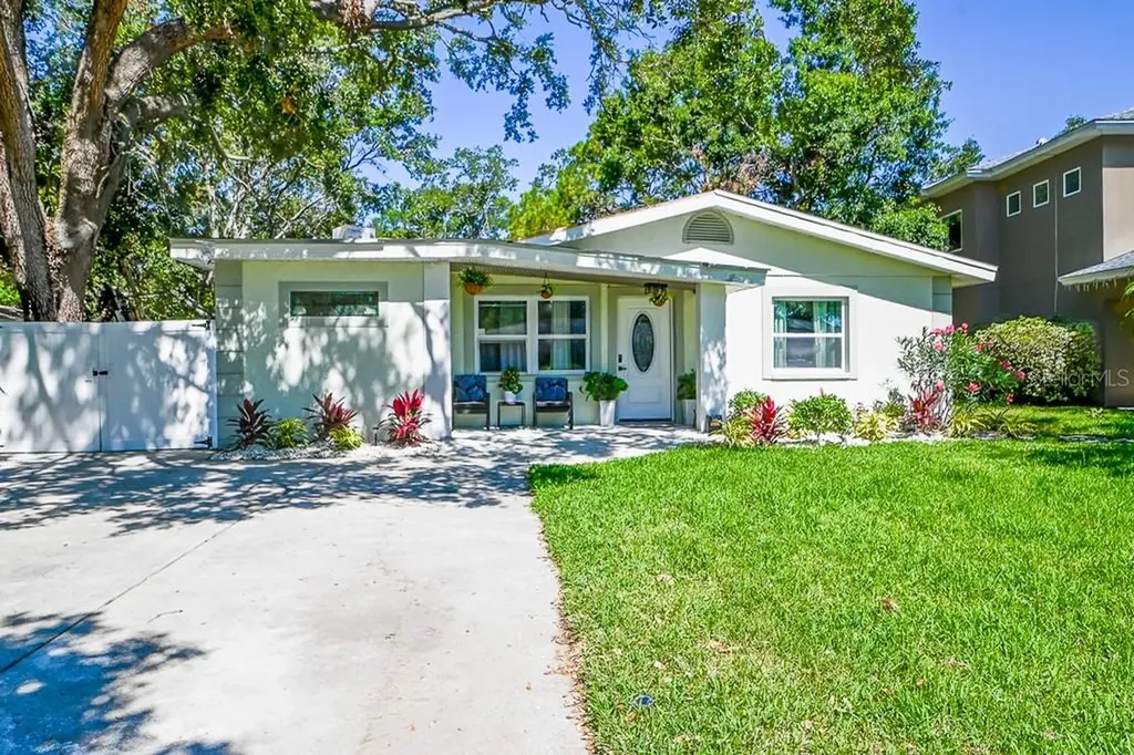 1826 Country Club Road N St Petersburg FL 33710