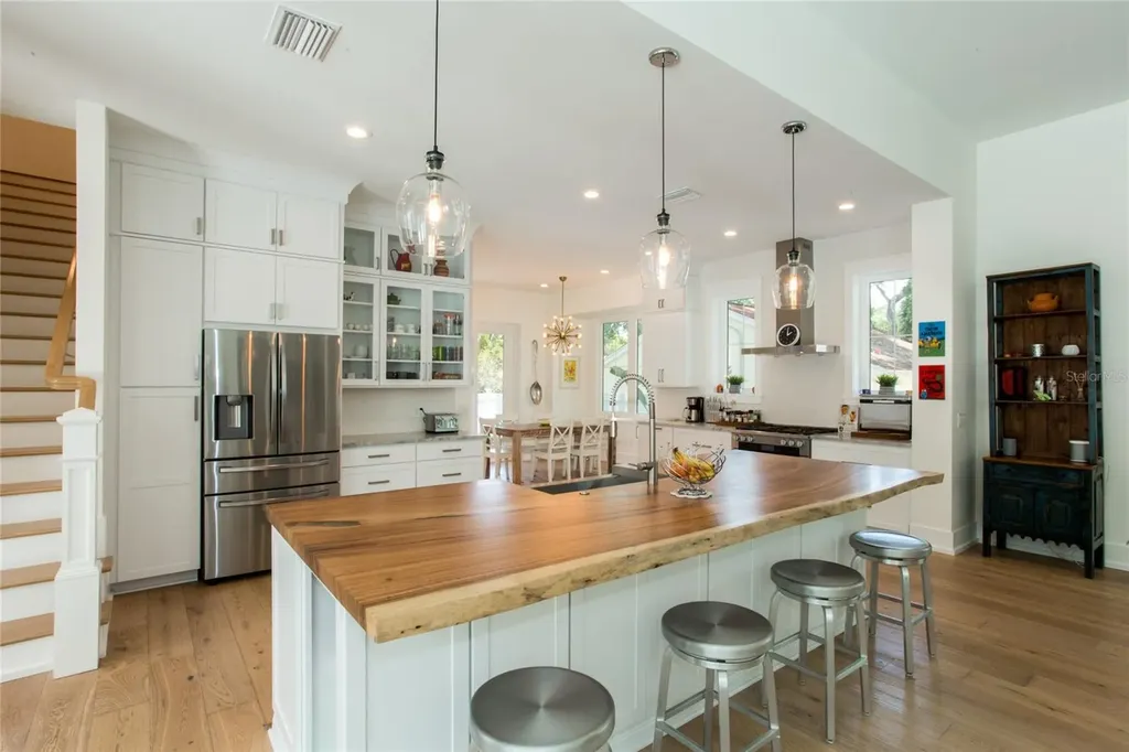 335 16th Avenue NE St Petersburg FL 33704