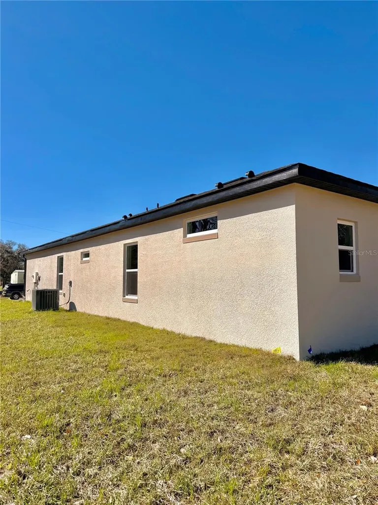 132 W Prairie Street Center Hill FL 33514