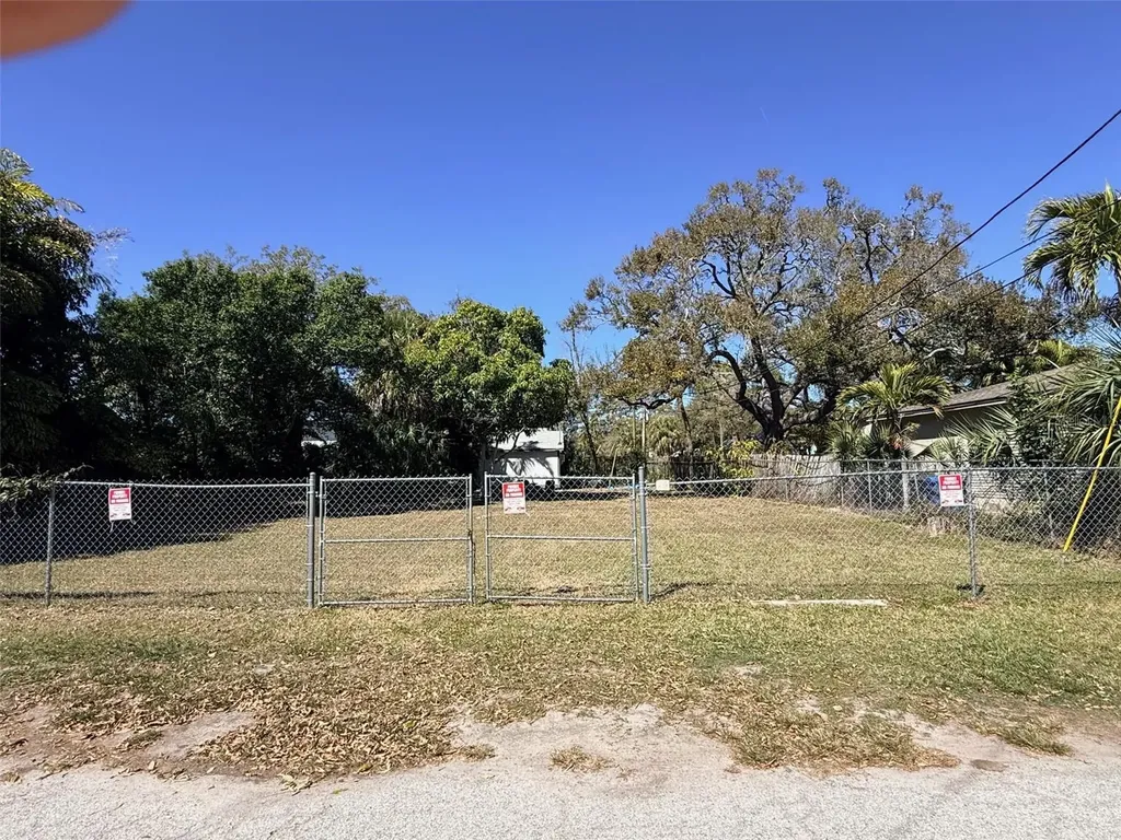 Ling-a-mor Terrace S St Petersburg FL 33705