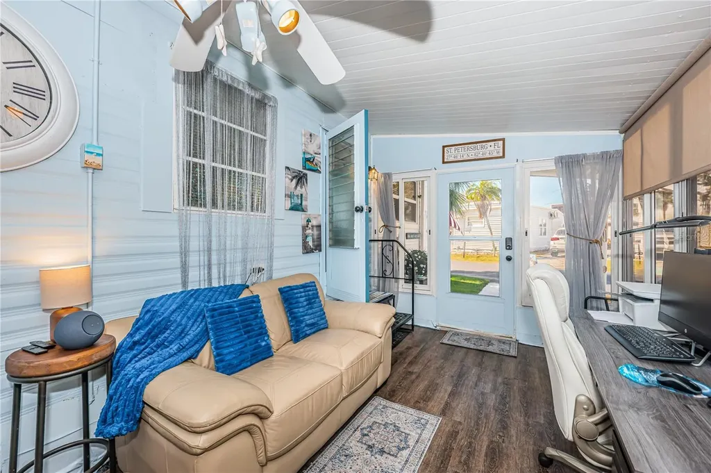 8678 44th Avenue N St Petersburg FL 33709