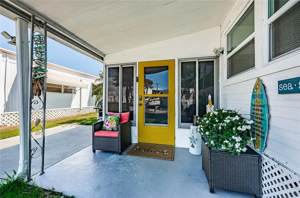 8678 44th Avenue N St Petersburg FL 33709