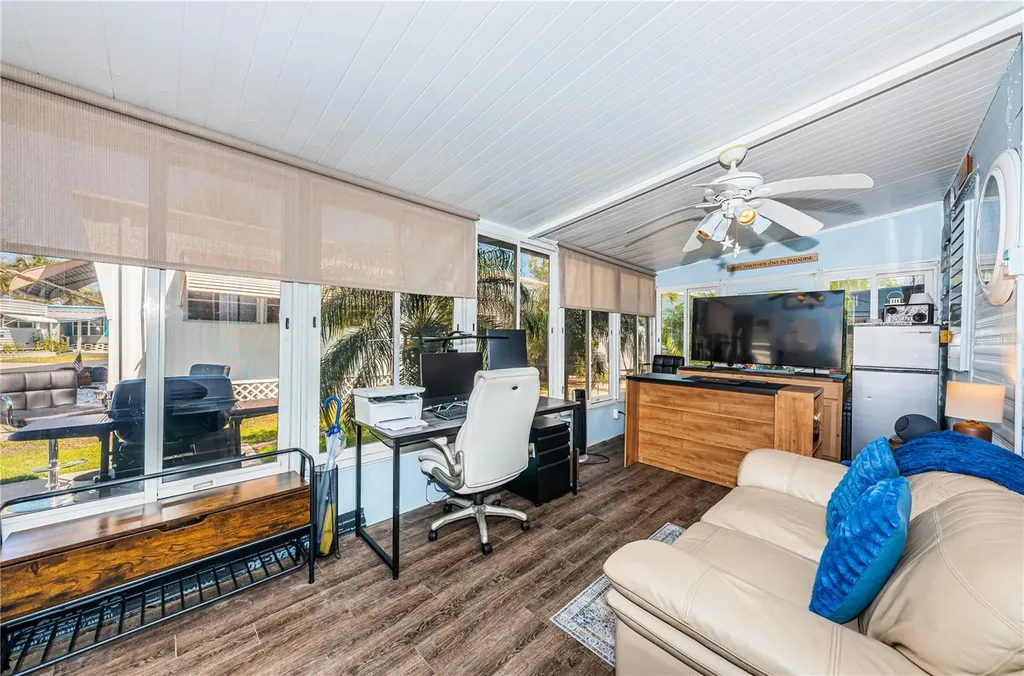 8678 44th Avenue N St Petersburg FL 33709