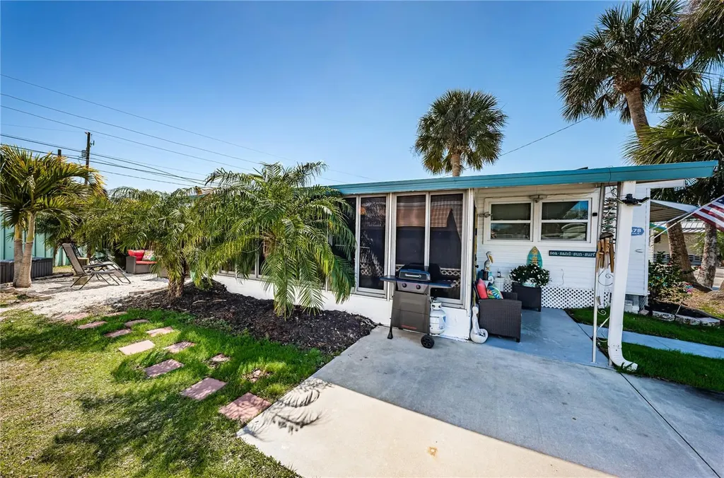 8678 44th Avenue N St Petersburg FL 33709