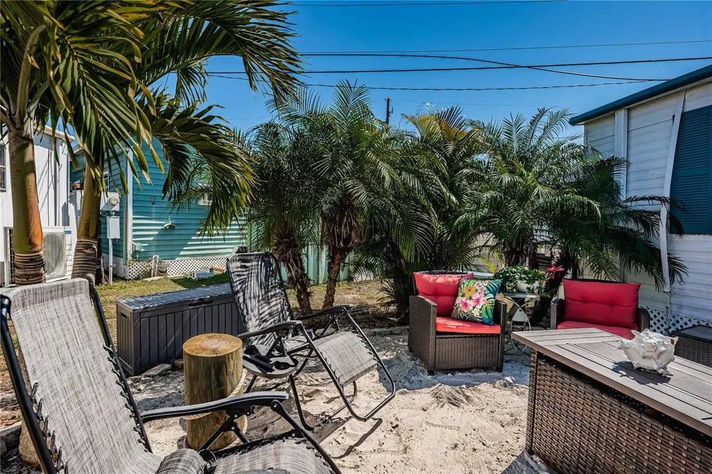 8678 44th Avenue N St Petersburg FL 33709