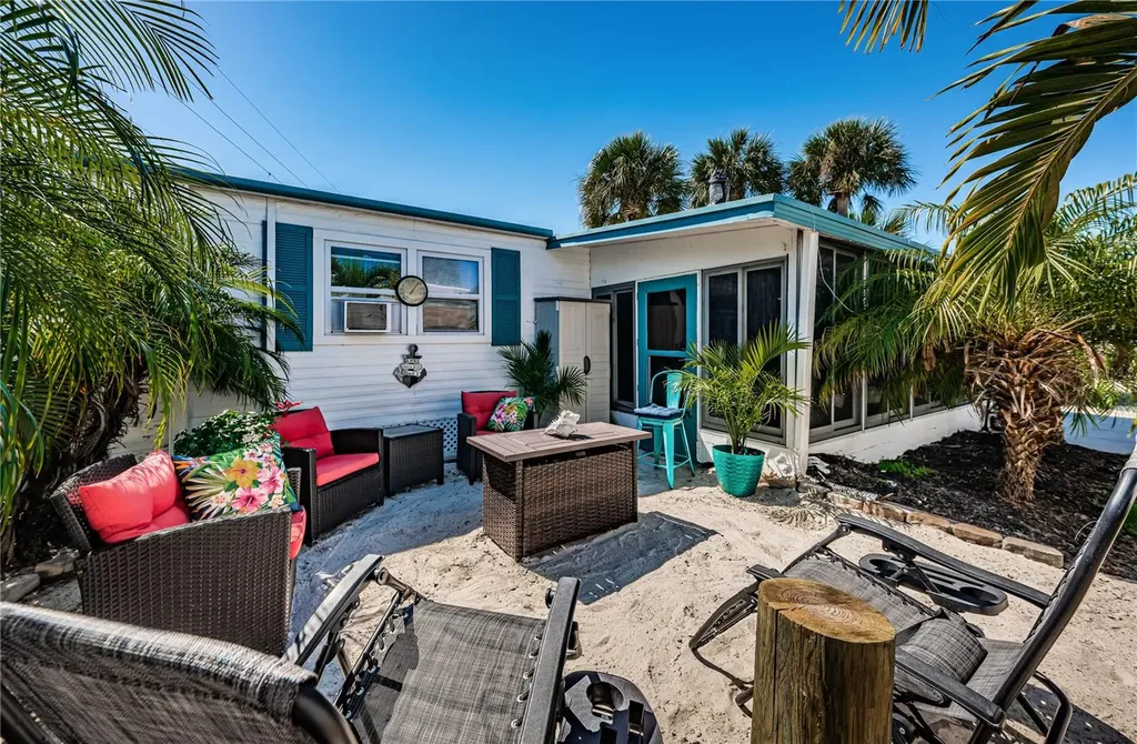 8678 44th Avenue N St Petersburg FL 33709