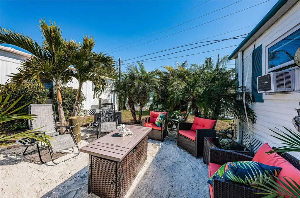 8678 44th Avenue N St Petersburg FL 33709