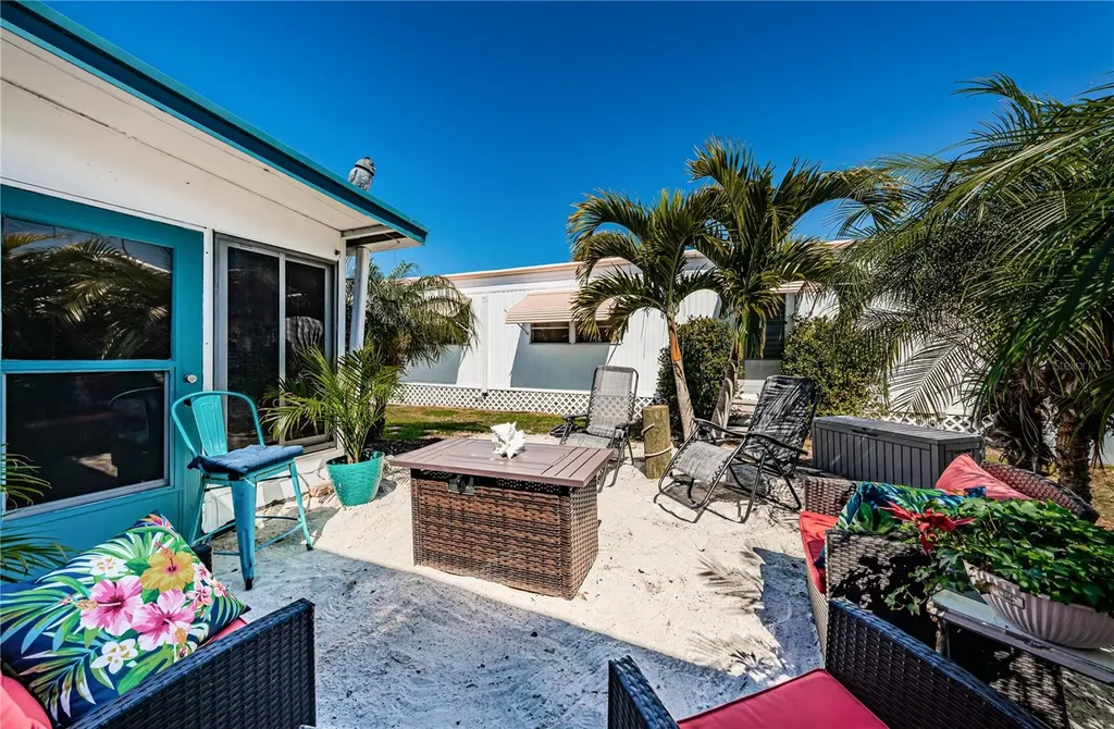 8678 44th Avenue N St Petersburg FL 33709